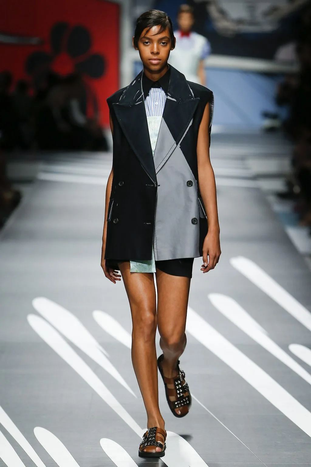 Prada Ready-to-wear Xuân 2018: Tính nữ được suy tôn bởi sự mạnh mẽ và náo nhiệt Prada Ready-to-wear Xuân 2018: Tính nữ được suy tôn bởi sự mạnh mẽ và náo nhiệt