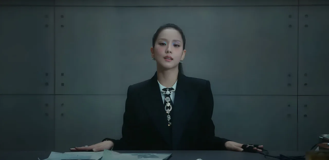 jisoo diện vest đen