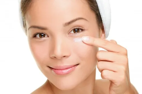 Dùng kem dưỡng mắt giúp chống lão hóa Dùng kem dưỡng mắt giúp chống lão hóa