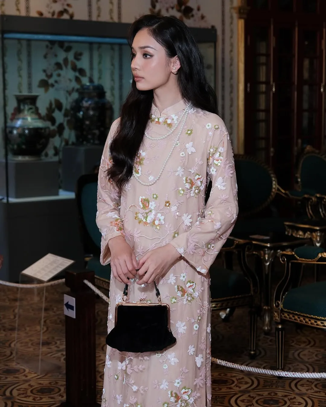 túi nhung với áo dài