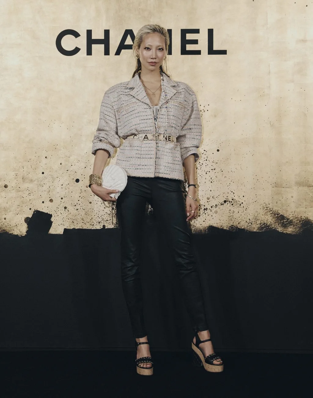 park soo joo mặc áo vest vải tweed màu hồng quần da đen chanel tại métiers d'art show