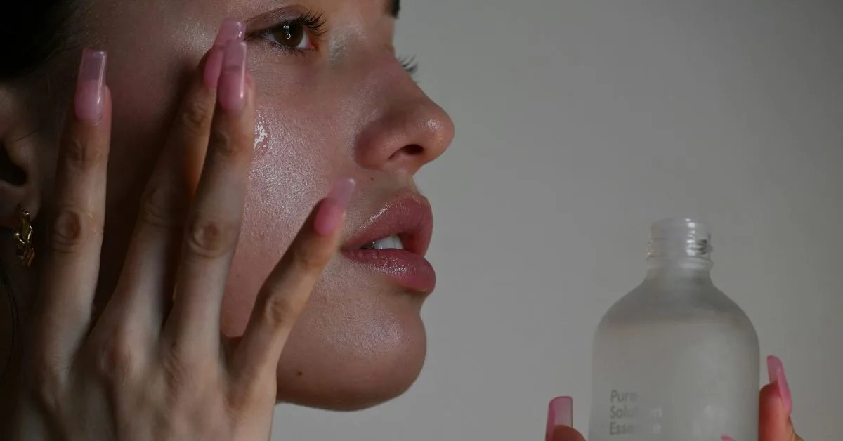 Phụ nữ thoa serum chăm sóc da trong chu trình chống lão hóa tuổi 30.