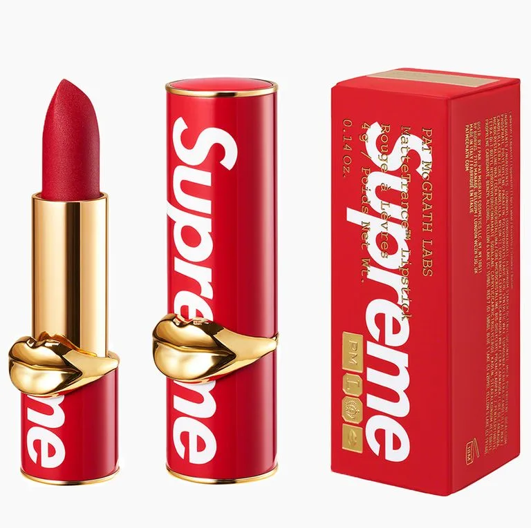 Supreme và Path McGrath, người sở hữu hãng mỹ phẩm cùng tên đã có màn kết hợp ấn tượng khi cho ra mắt dòng son mới đầy hứa hẹn mang tên Pat McGrath x Supreme Supreme và Path McGrath, người sở hữu hãng mỹ phẩm cùng tên đã có màn kết hợp ấn tượng khi cho ra mắt dòng son mới đầy hứa hẹn mang tên Pat McGrath x Supreme