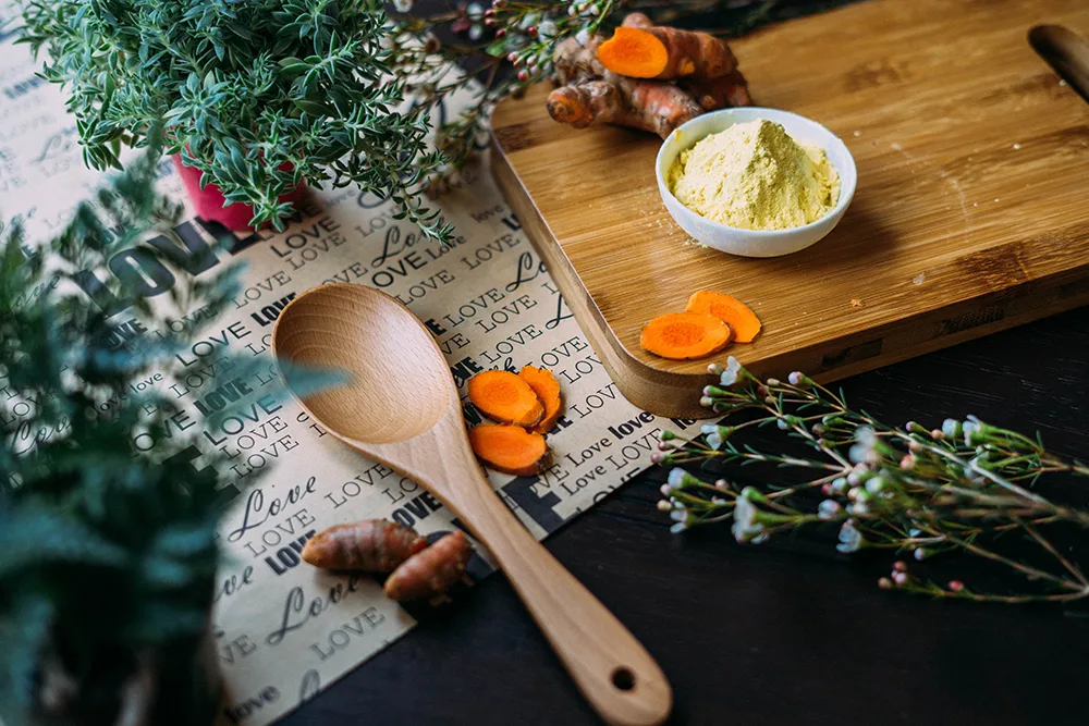 Giảm nếp nhăn hiệu quả với mặt nạ từ nghệ an toàn, hiệu quả. Ảnh: Unsplash. mặt nạ nghệ chống lão hóa