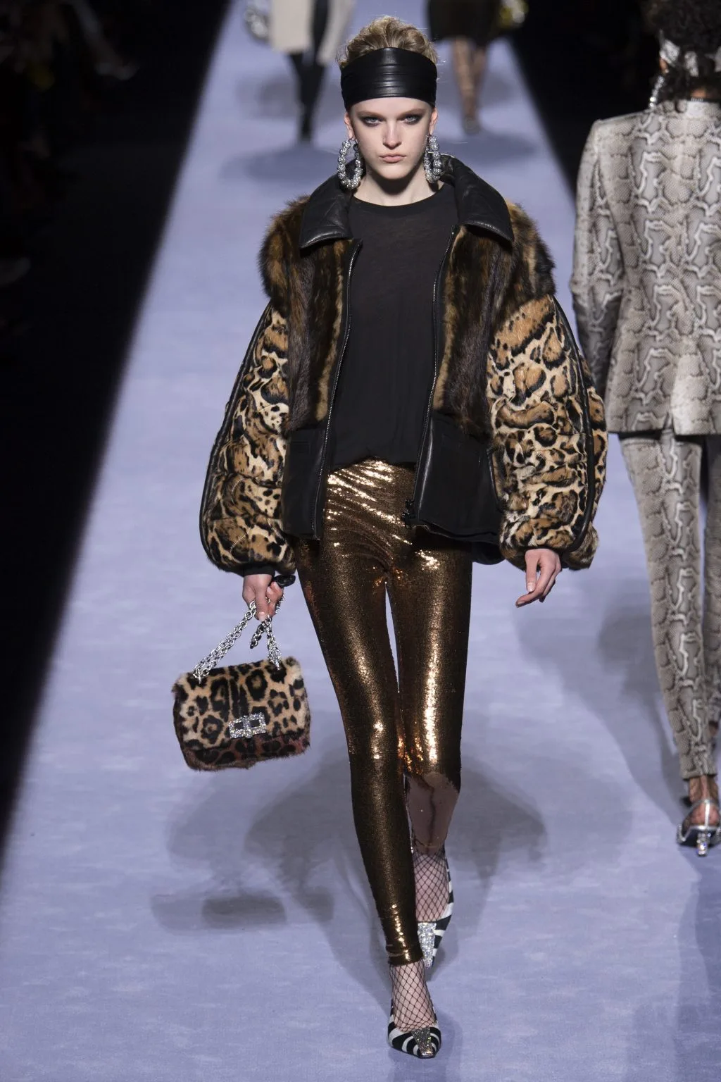 Thương hiệu Tom Ford Ready-to-wear Thu 2018: Thời đại hoàng kim thập niên 80 Thương hiệu Tom Ford Ready-to-wear Thu 2018: Thời đại hoàng kim thập niên 80