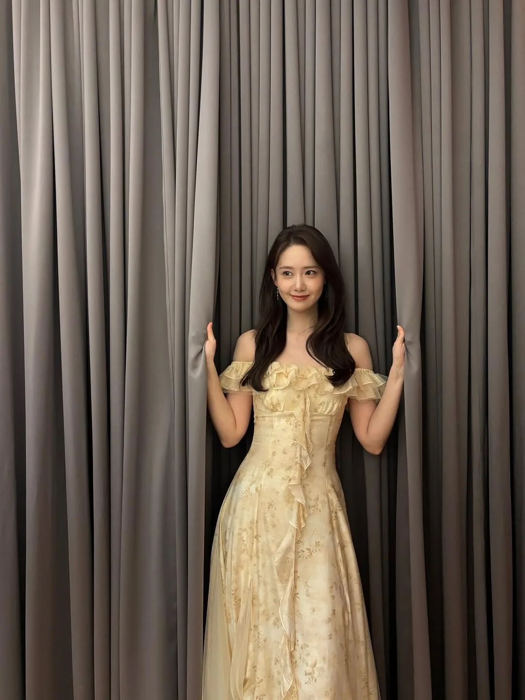 Yoona với thiết kế đầm hoa trễ vai tôn lên nét dịu dàng, nữ tính tuyệt đối cho cô nàng.