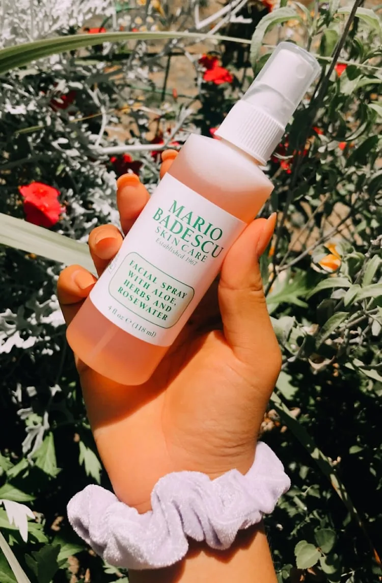 Dây buộc tóc vải "đúng chuẩn" VSCO girl và xịt dưỡng Mario Badescu.
