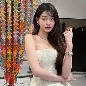 Jang Won Young (IVE) mang đầm cúp ngực và để tóc mái lệch ngôi 7:3