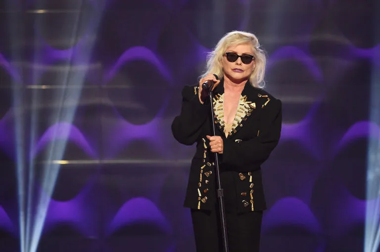 , Debbie Harry nhận định rằng thời trang không chỉ là những bộ quần áo vô tri mà chúng ta mặc hàng ngày, mà đó chính là sự tinh tế của việc thể hiện xúc cảm