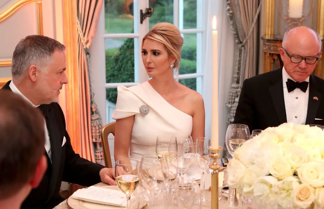Ivanka diện đầm trắng lệch vai và trâm cài kim cương