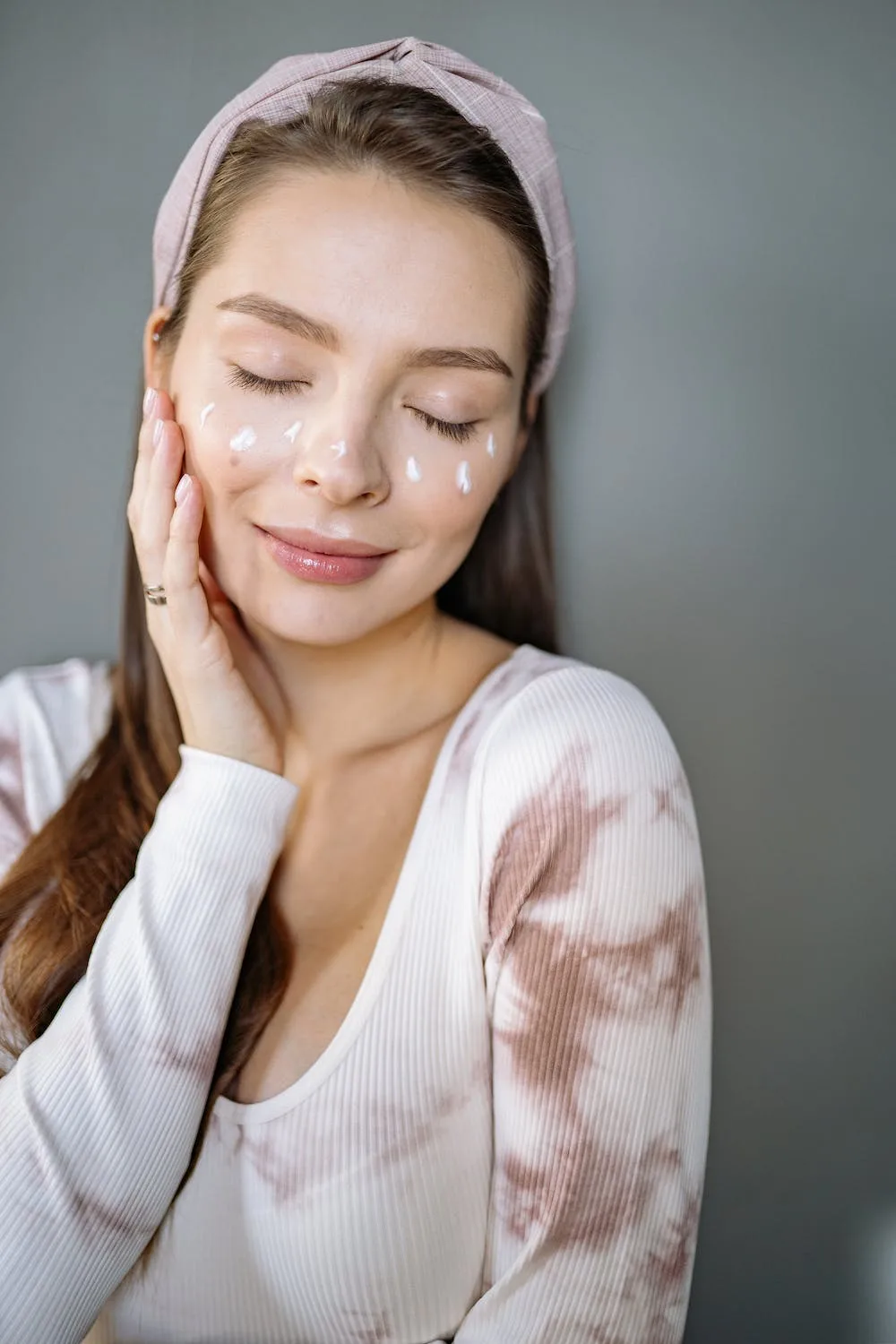 Sử dụng băng đô khi chăm sóc da. Sử dụng băng đô khi chăm sóc da.