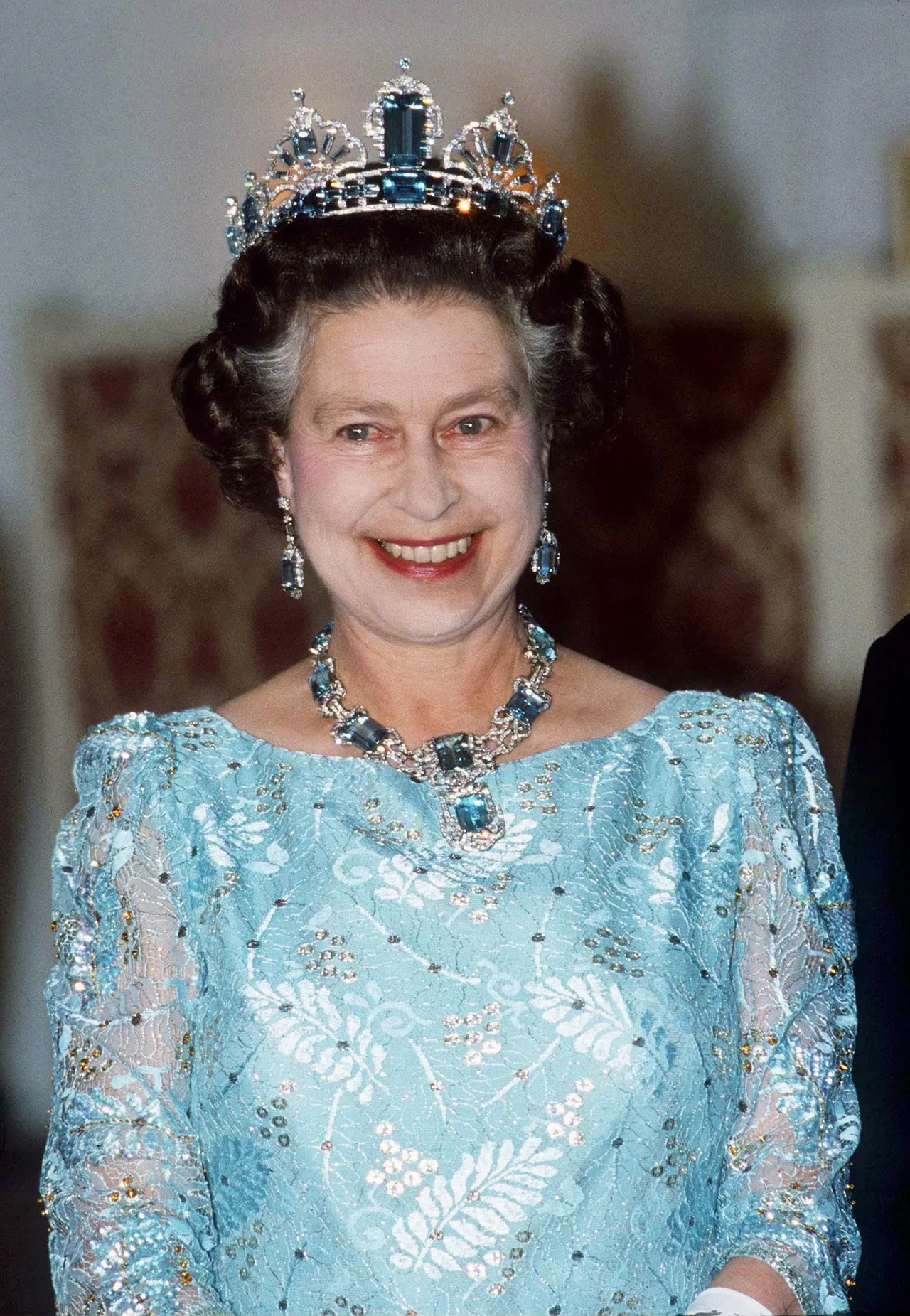 elizabeth II diện trang sức đá quý