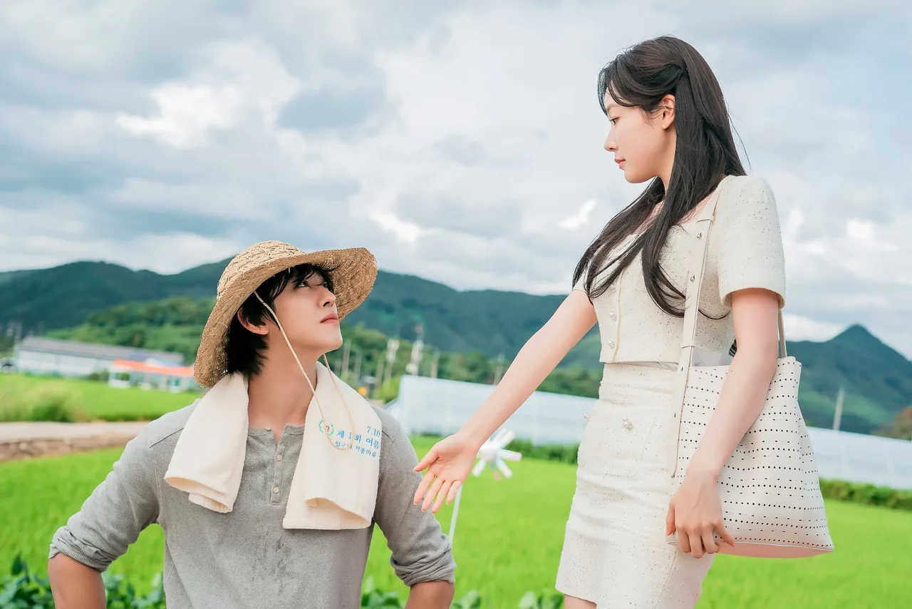 Matthew Lee và Dam Ye Jin trong khoảnh khắc gặp nhau đầy hài hước phim sold out on you. (Ảnh: Netflix)