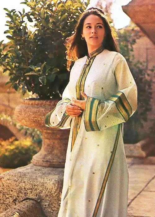 Olivia đóng vai Đức Trinh Nữ Maria trong dự án phim Lost Horizon