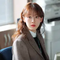 vẻ ngoài trong veo của Lee Joo Myung trong “Chủ Tịch Tập Sự”