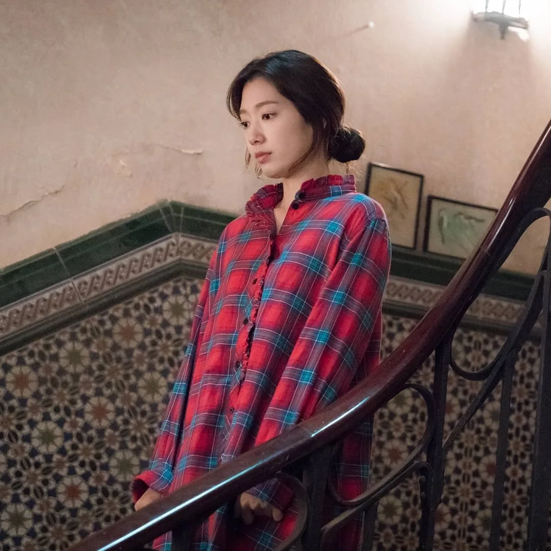 park shin hye áo sơmi kẻ ô đỏ
