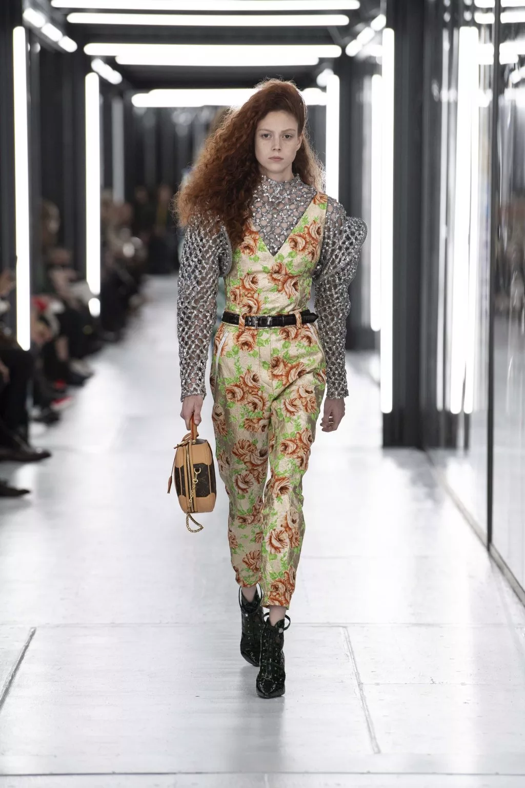 bộ jumpsuit hoa trên sàn diễn Louis Vuitton