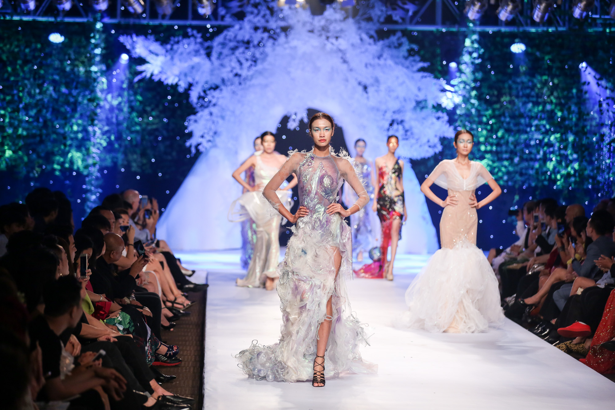 Quỳnh Paris Deja Vu show - elle vietnam 1
