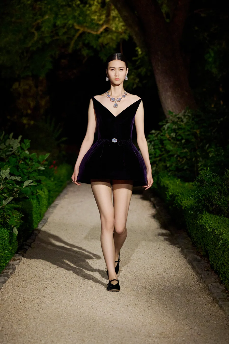 đầm ngắn phối trang sức dior
