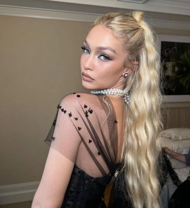 Kiểu tóc của Gigi Hadid được tạo kiểu bởi Hairstylist Laura Polko. Ảnh: Instagram@ laurapolko. Kiểu tóc của Gigi Hadid được tạo kiểu bởi Hairstylist Laura Polko. Ảnh: Instagram@ laurapolko.