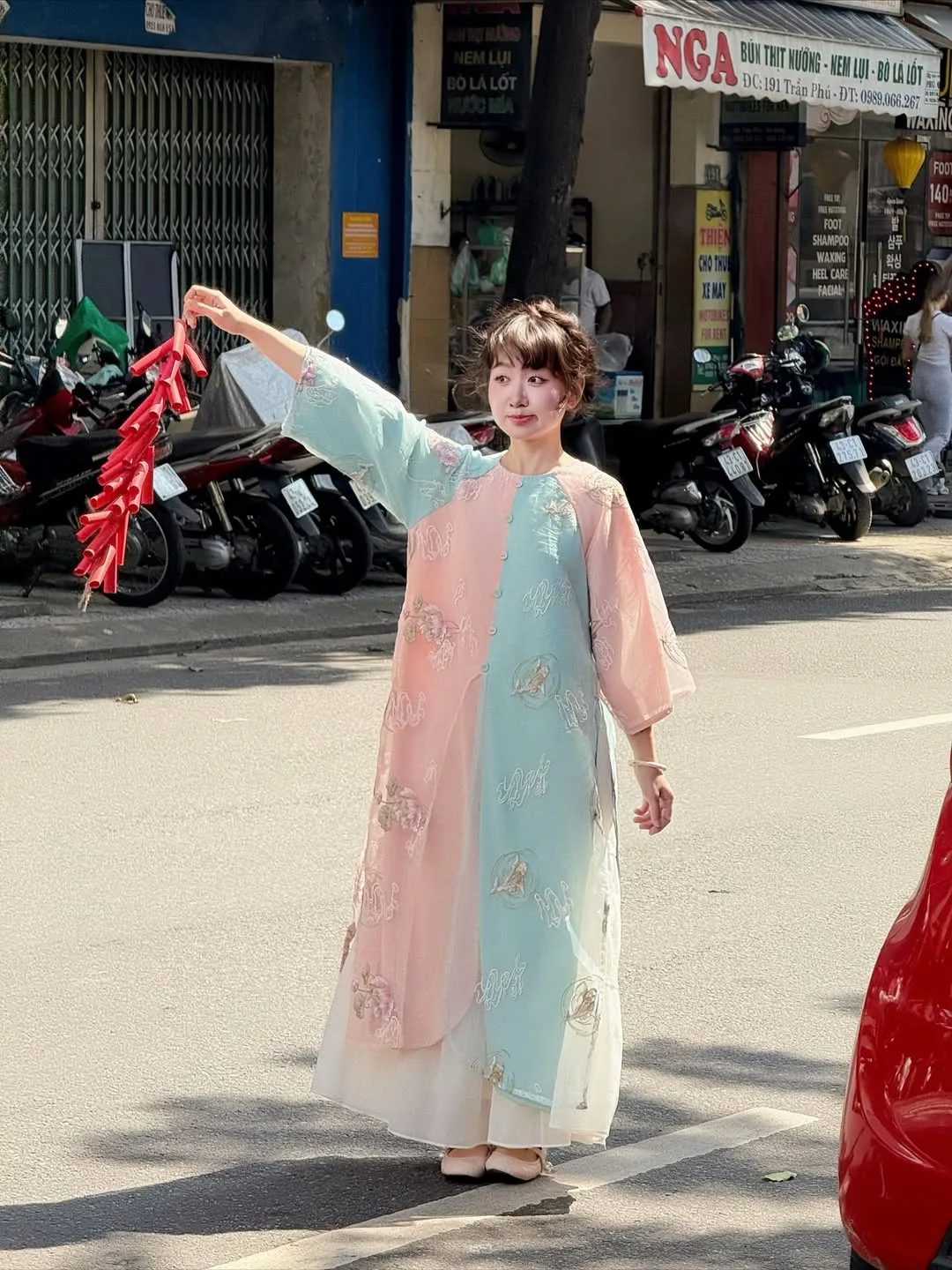 Áo dài cổ tròn dáng rộng mang lại cảm giác thoải mái và tự do cho những nàng thơ mùa Tết.