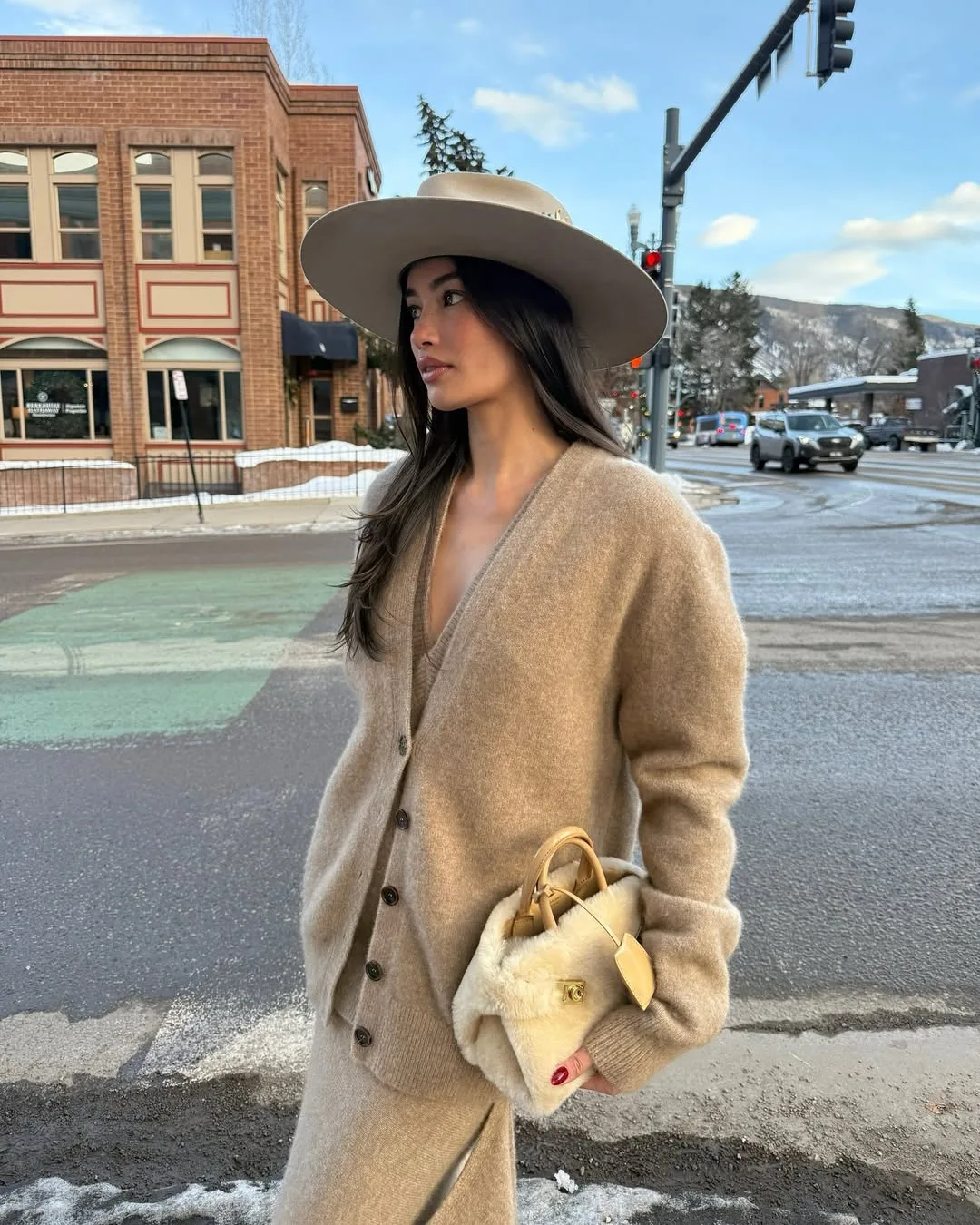 kelsey merritt diện cardigan
