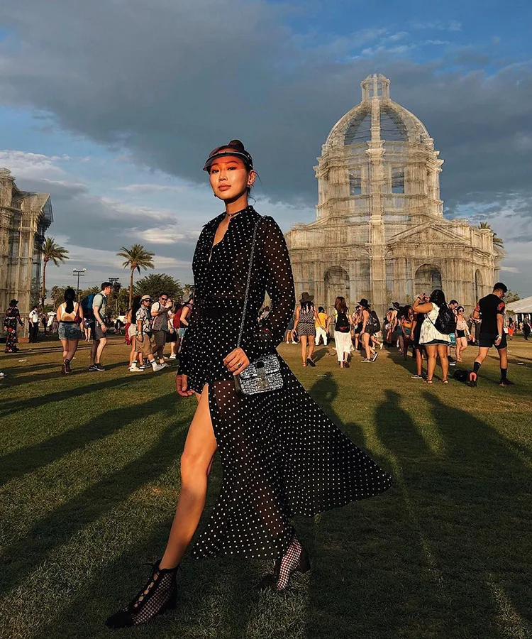 Aimee Song diễn mũ lưỡi trai tại sự kiện âm nhạc Coachella