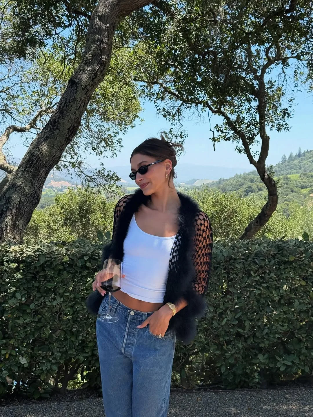 thời trang hailey bieber diện cardigan