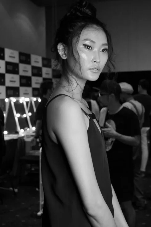 Không khí bận rộn của backstage ELLE Fashion Show 2016 ELLE VN