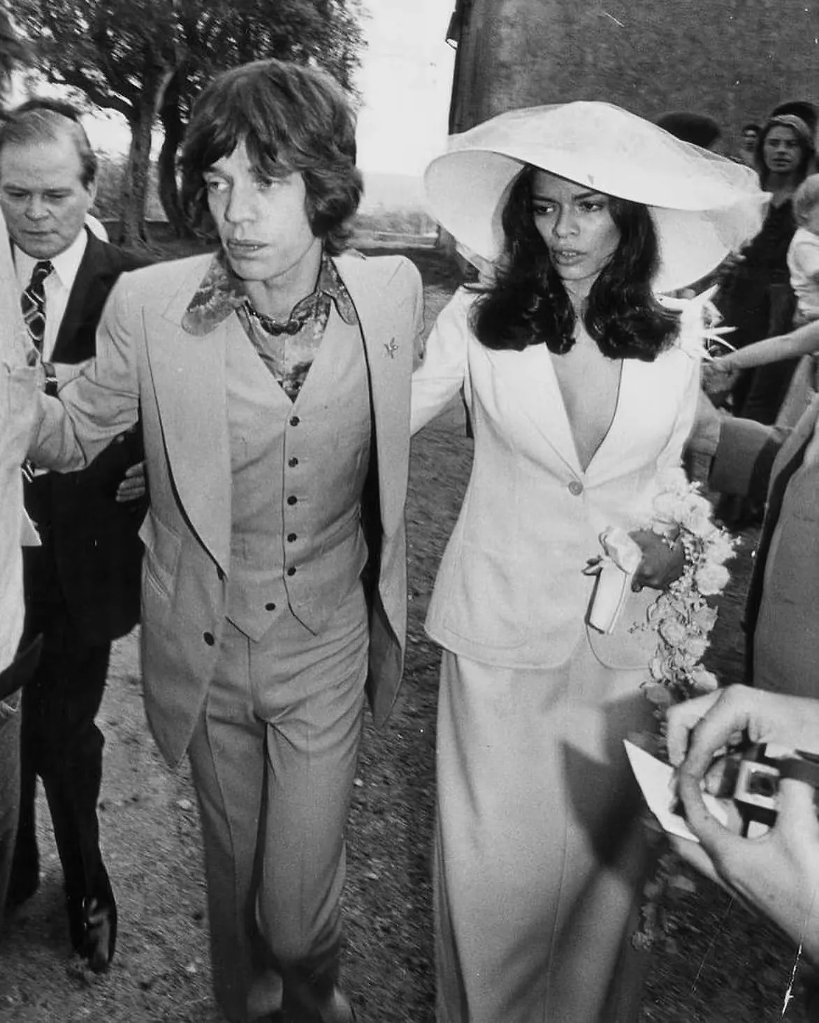 Bianca Jagger từng gây chú ý khi mặc thiết kế của Yves Saint Laurent.