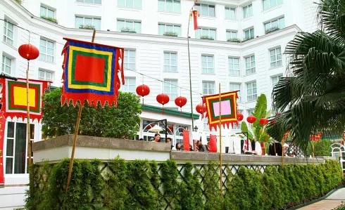 Không gian cổ kính, duyên dáng của khách sạn được điểm thêm những nét truyền thống mỗi dịp Xuân về.