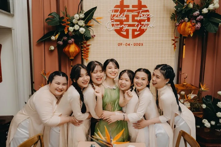 Cô dâu thích sự truyền thống, cổ điển. Ảnh: Facebook@ Trúc Nguyễn. Hình cưới cô dâu và dâu phụ thích nước hoa cổ điển