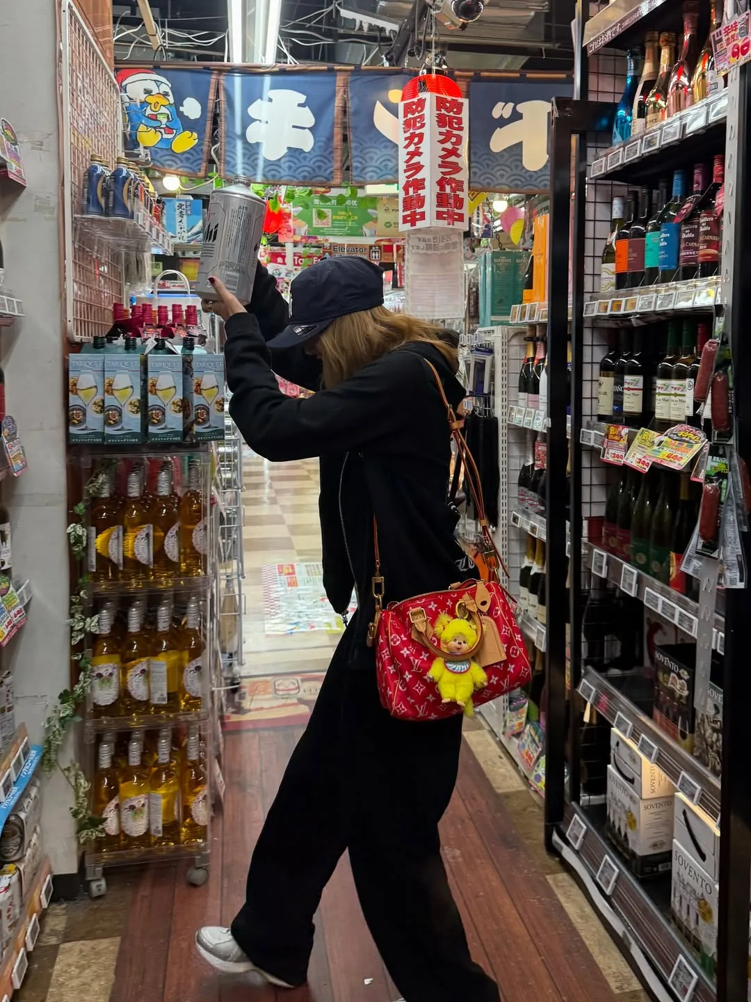 Lisa (BLACKPINK) diện túi xách louis Vuitton