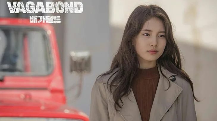 Suzy cùng mái tóc dài đặc trưng đầy cuốn hút trong bộ phim Lãnh khách.