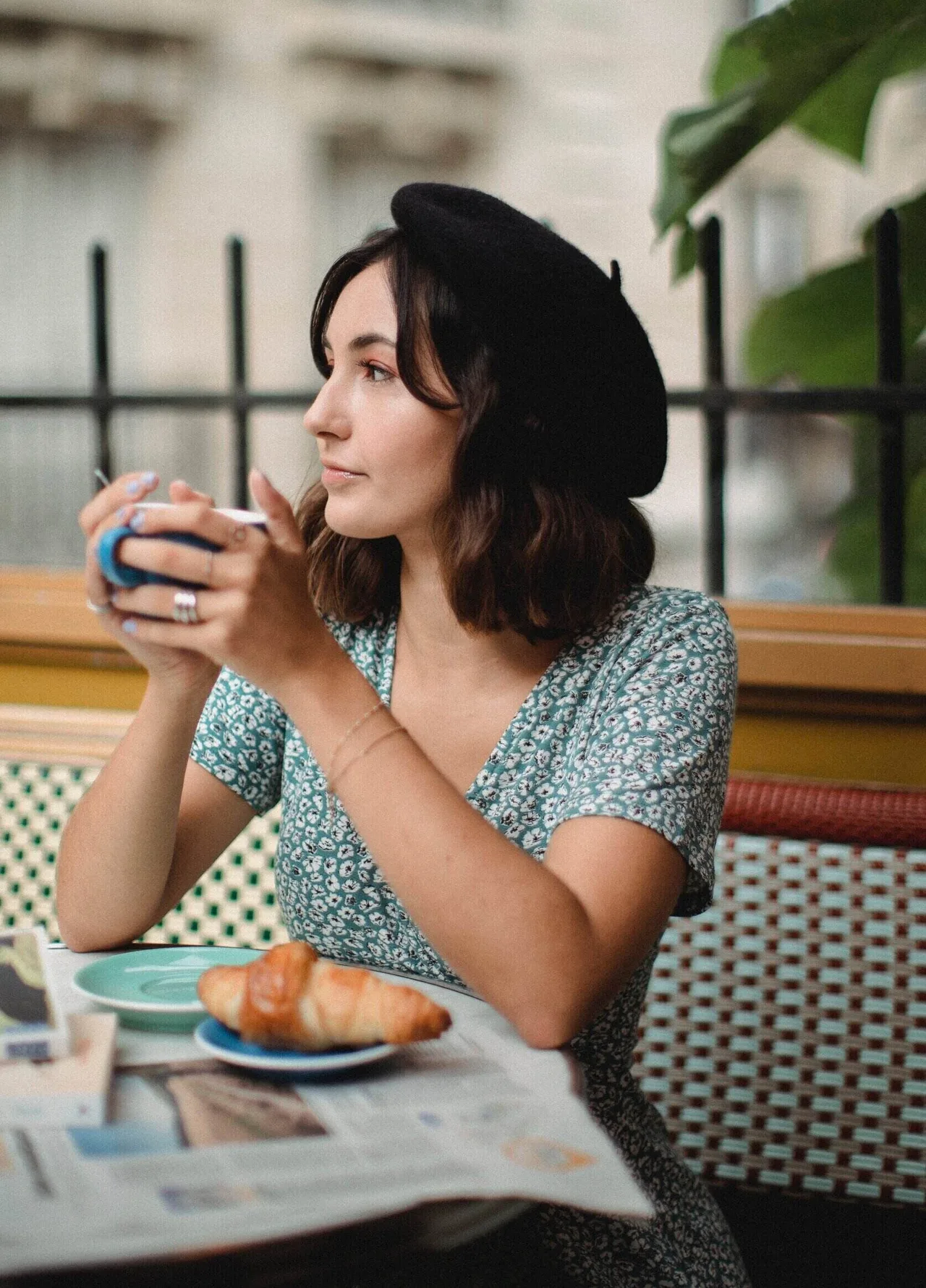 cô gái cầm cốc cà phê trắc nghiệm