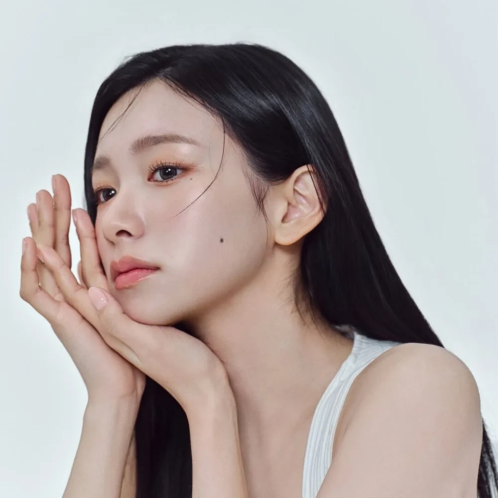 Cô gái chống tay lên mặt