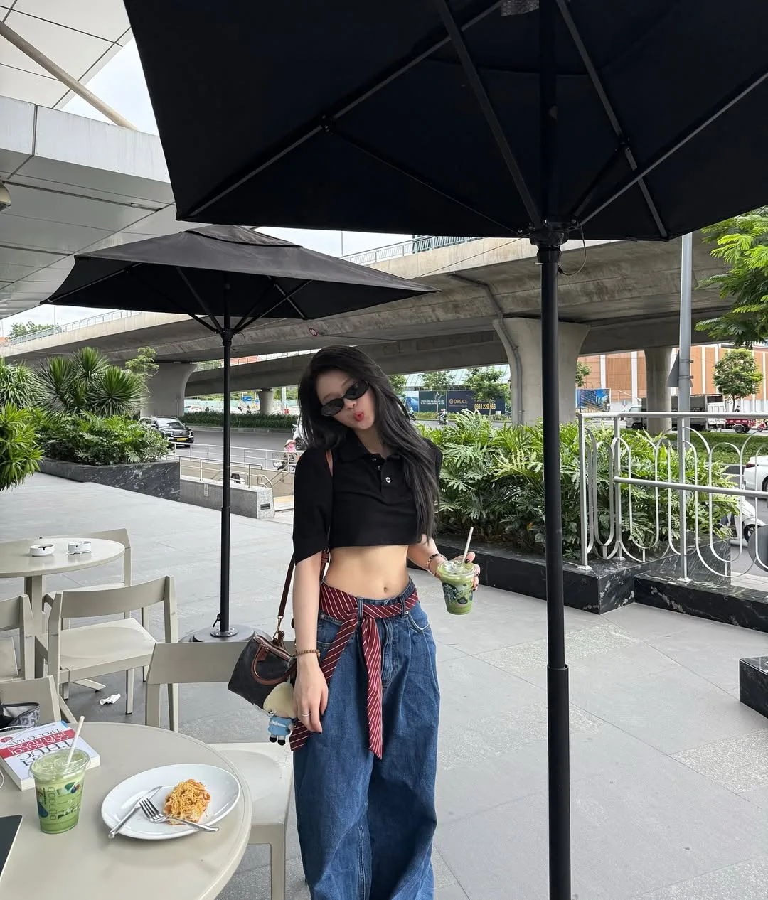 thời trang linh ka làm mới chiếc quần ống rộng