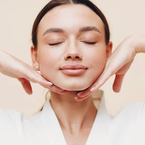 Tự giảm nếp nhăn tại nhà bằng kỹ thuật massage Kobido của người Nhật