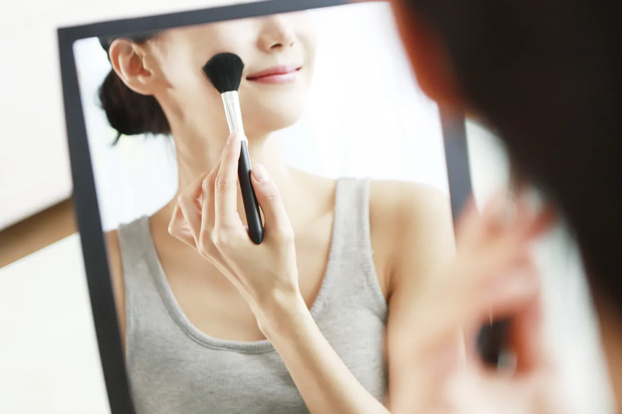 Trang điểm dày đậm vừa khiến bạn “dừ” hơn, vừa khiến làn da “khó thở”, gây ra tình trạng lão hóa sớm. Ảnh: Gettyimages. trang điểm vừa phải