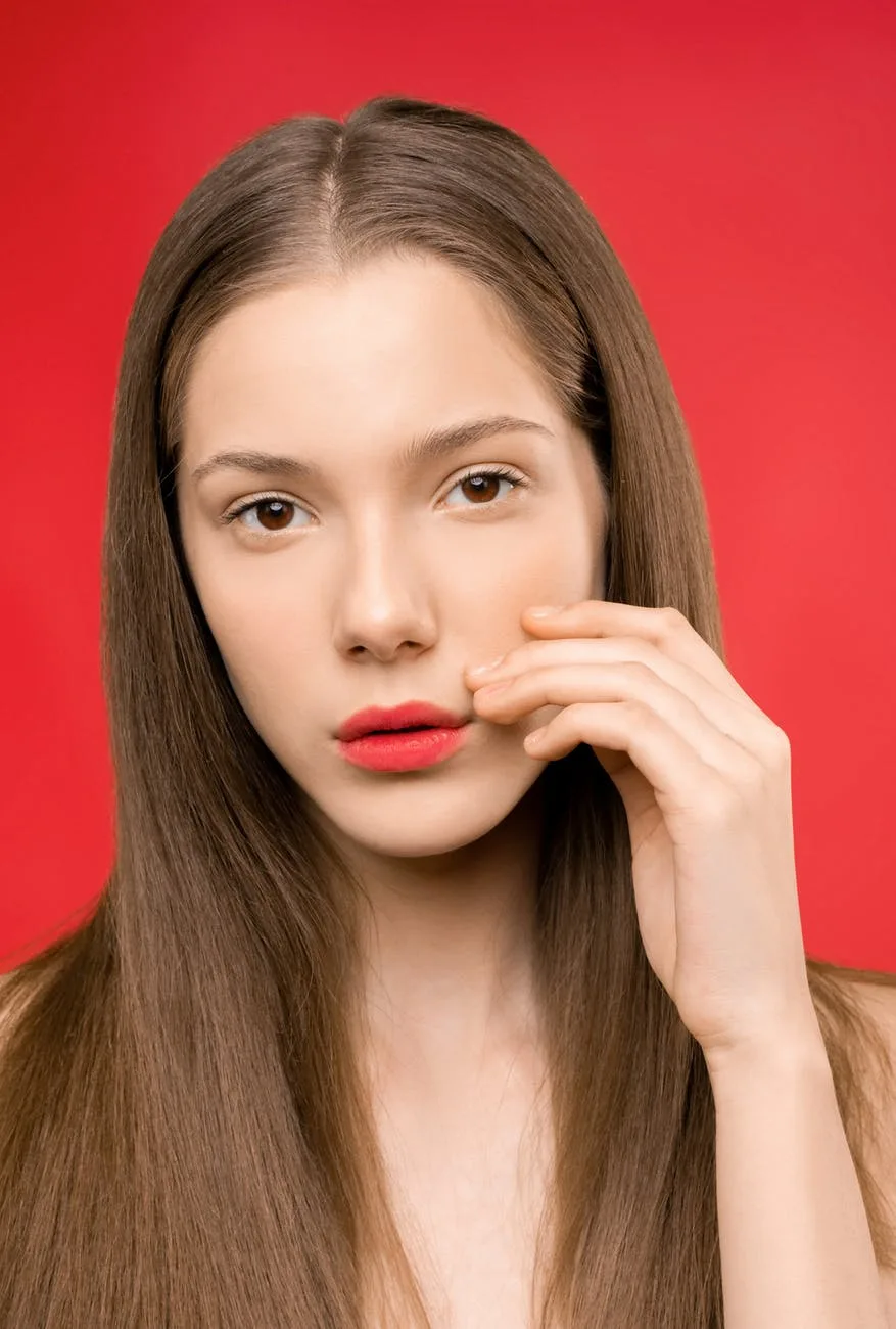 Cách trị mụn-Cô gái sờ tay lên mặt. Cách trị mụn-Cô gái sờ tay lên mặt.