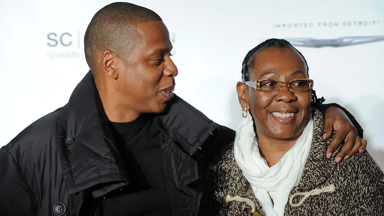 Phản ứng của Jay-Z khi mẹ công khai là người đồng tính Phản ứng của Jay-Z khi mẹ công khai là người đồng tính