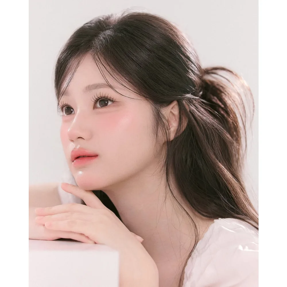 Cô gái sở hữu làn da căng bóng khi lỗ chân lông được thu nhỏ.
