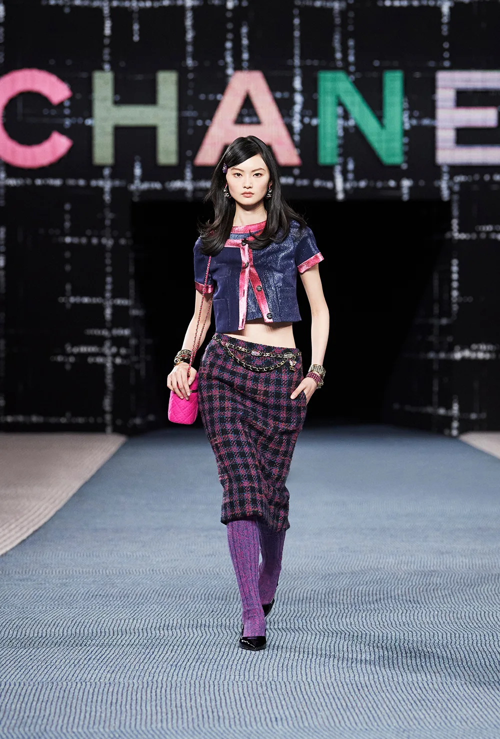 Kiểu tóc mái lệch xuất hiện đầy năng động trong bộ sưu tập Chanel mùa Thu Đông 2022. Kiểu tóc mái lệch xuất hiện đầy năng động trong bộ sưu tập Chanel mùa Thu Đông 2022.