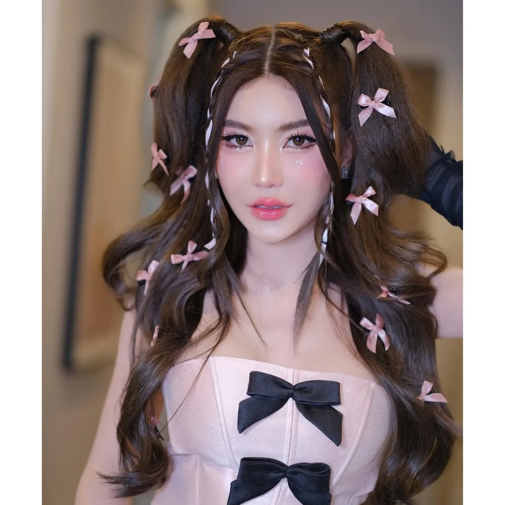 Kiểu tóc đi concert được buộc cao hai bên đính kèm phụ kiện nơ.