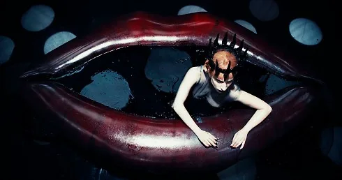 Lady Gaga trong một tác phẩm của Steven Klein