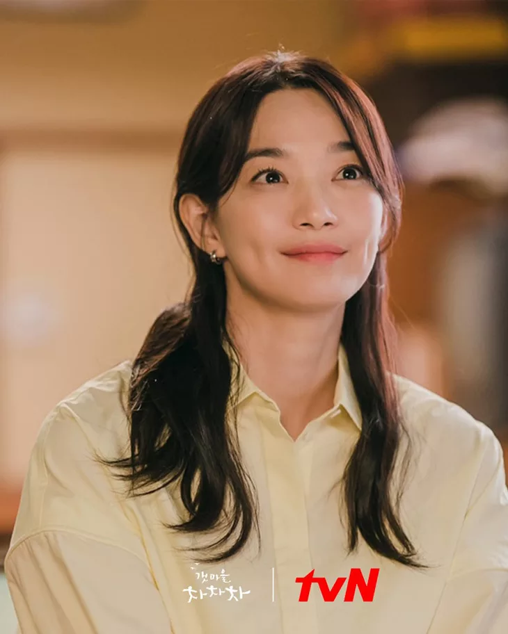 Mái tóc buộc nửa đầu tạo nét nữ tính, duyên dáng cho nữ chính trong Hometown Cha-Cha-Cha Mái tóc buộc nửa đầu tạo nét nữ tính, duyên dáng cho nữ chính trong Hometown Cha-Cha-Cha