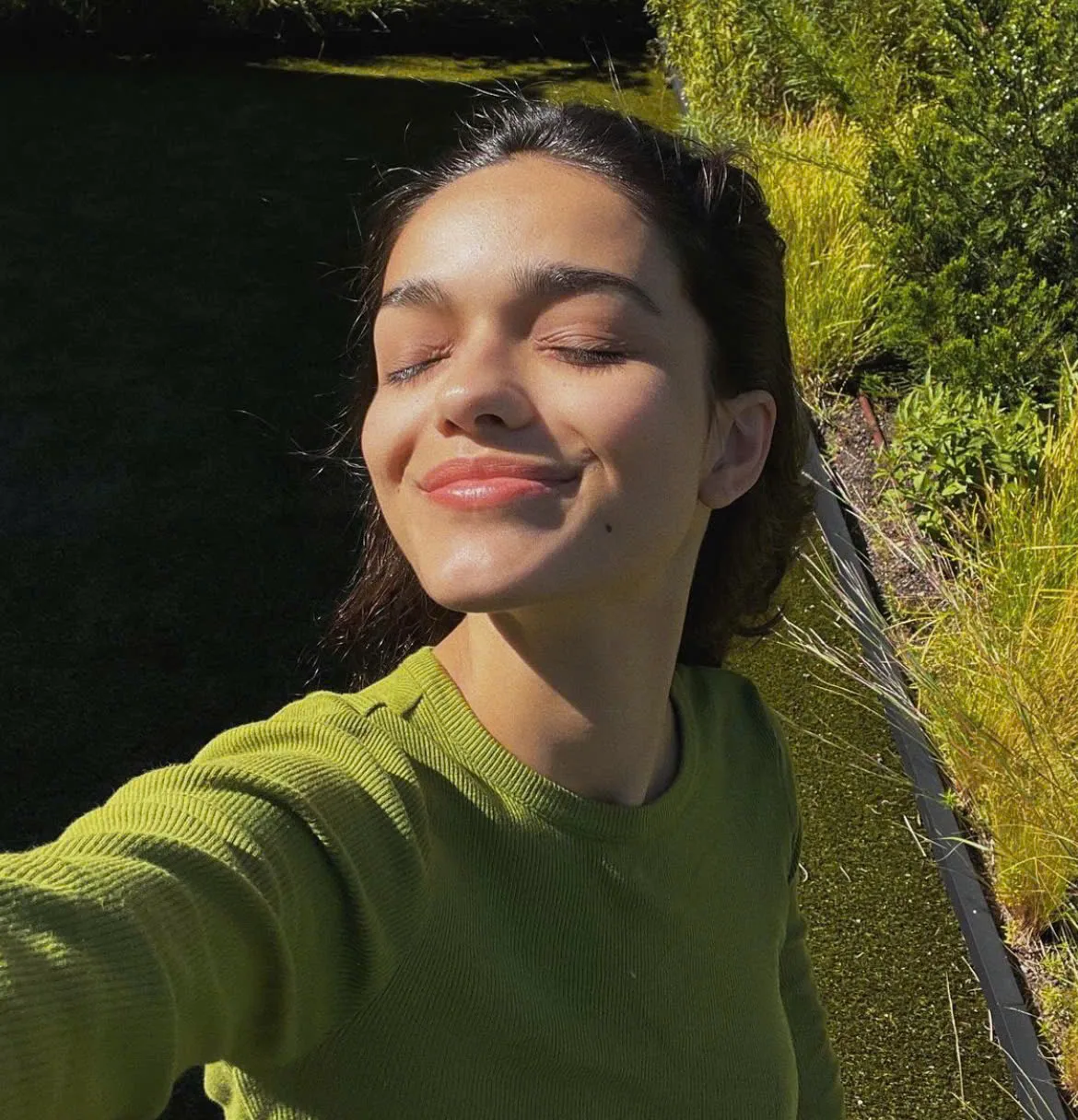 Rachel Zegler mặc áo len màu xanh bơ và để mặt mộc selfie