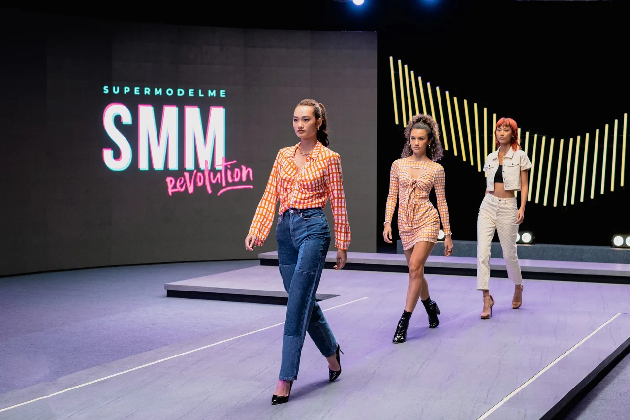 Quỳnh Anh catwalk trong siêu mẫu châu Á