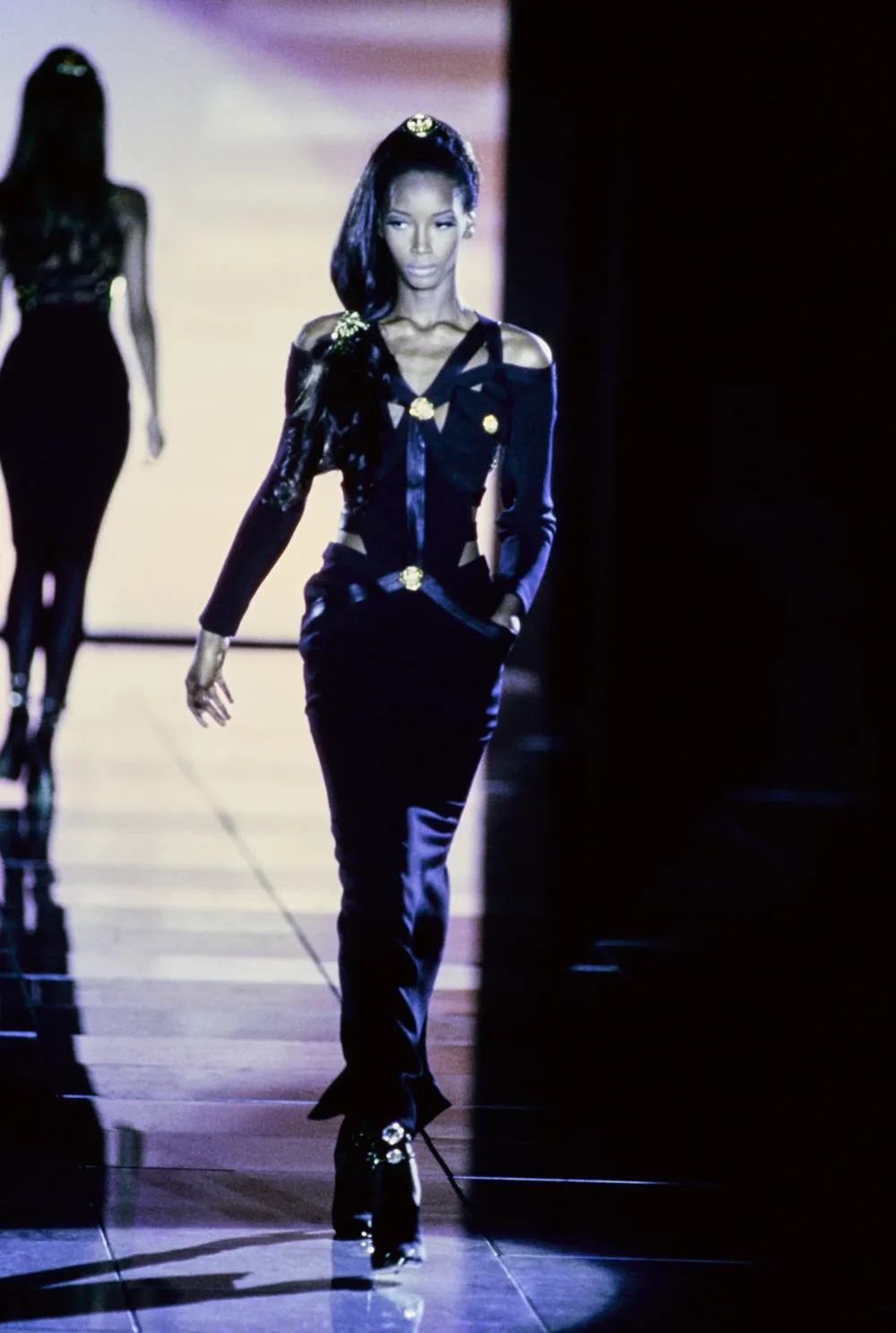 Thời trang lấy cảm hứng từ rắn Versace
