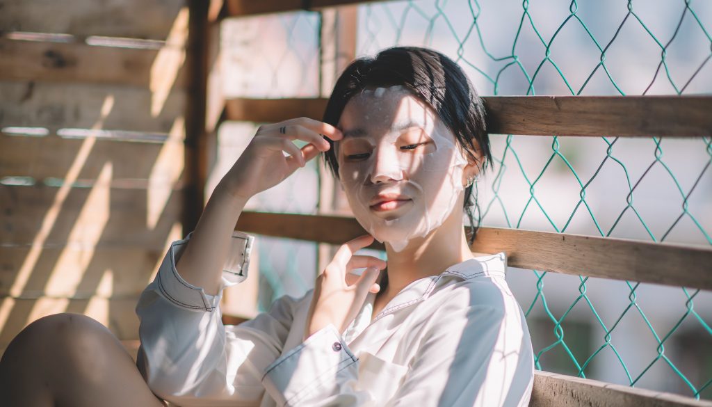 Dù có nhiều sản phẩm chăm sóc da ra đời, mặt nạ giấy vẫn được lòng phái đẹp vì sự tiện lợi và hiệu quả. Ảnh: Gettyimages. đắp mặt nạ giấy